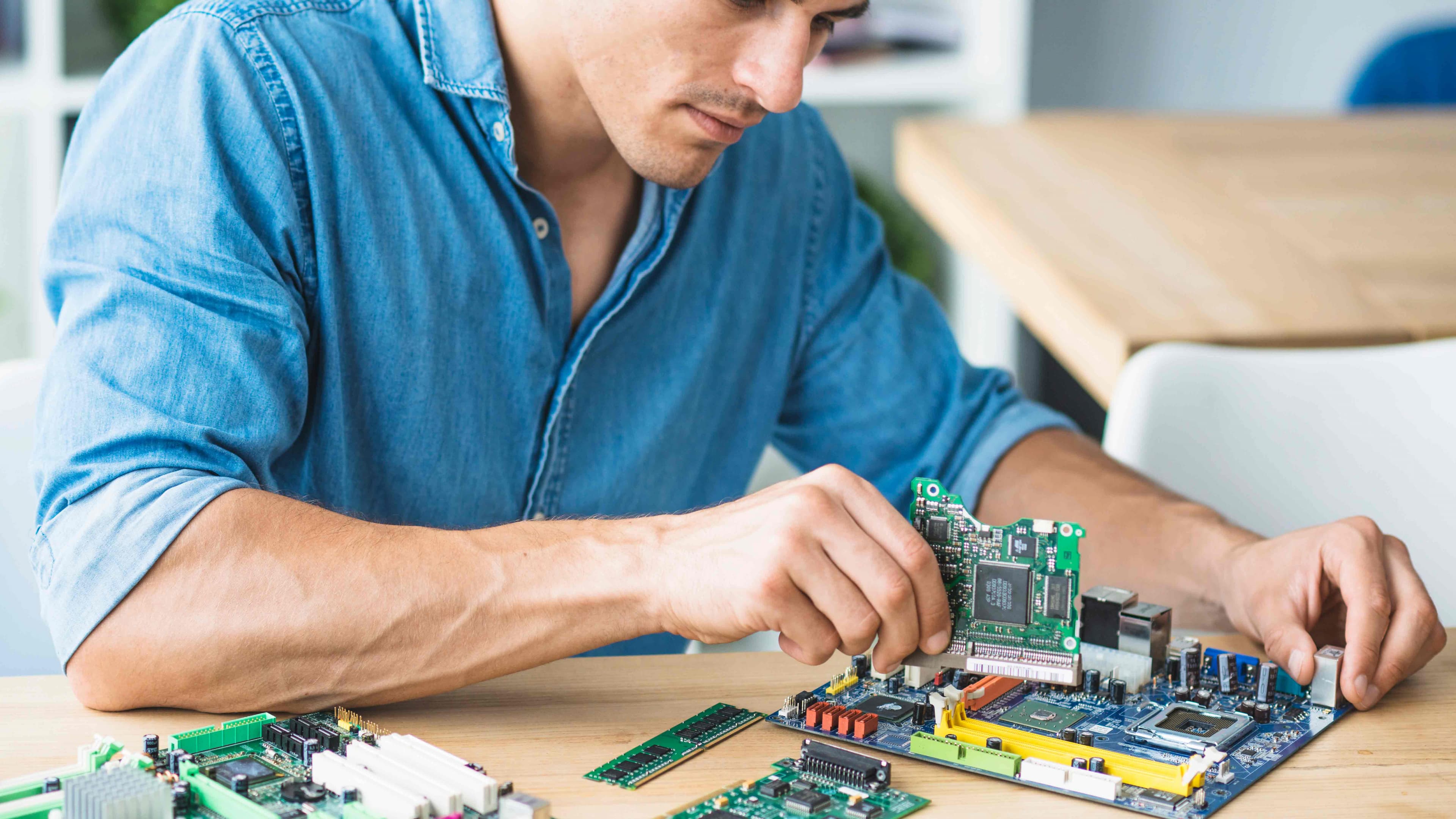 male-technician-assembling-hardware-equipment-s_web.jpg